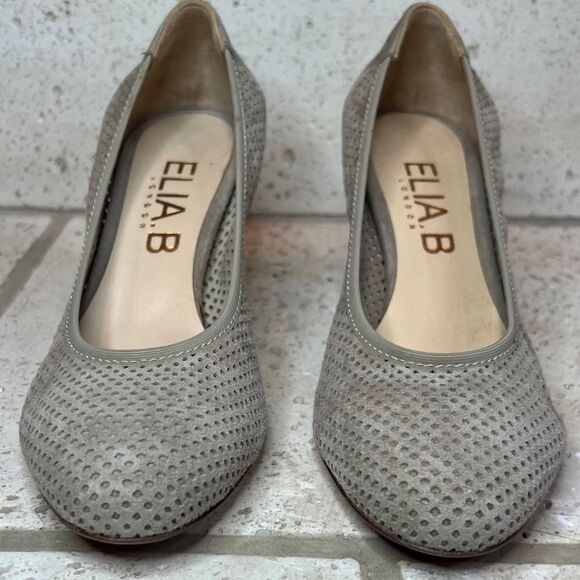 Elia. B London Women’s Perforated Tan Pump Closed Toe 2 1/2 inch Heels Sz 5.5 - Picture 1 of 10